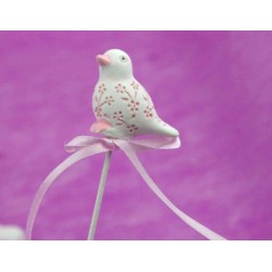 Ptáček bílý s růžovými kytičkami na špejliPtáček bílý zápich
